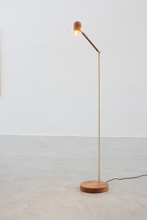 Luminária de Piso Ostra em Latão