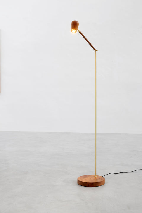 Luminária de Piso Ostra em Latão